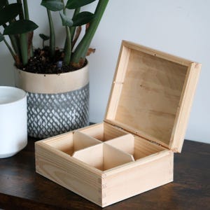 Schlichte quadratische Aufbewahrungsbox aus Holz mit Klappdeckel / 4 Fächer / Teebox /Schmuckbox /Schmuckkästchen /Perfekt für Decoupage / Aufbewahrungsbox