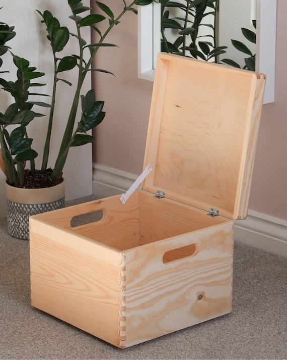Tiefe quadratische Aufbewahrungsbox aus Holz mit Klappdeckel und Griffen | Andenken Memory Toy Box Brust Stamm | Heiligabend Box | Schlichtes unlackiertes Kiefernholz