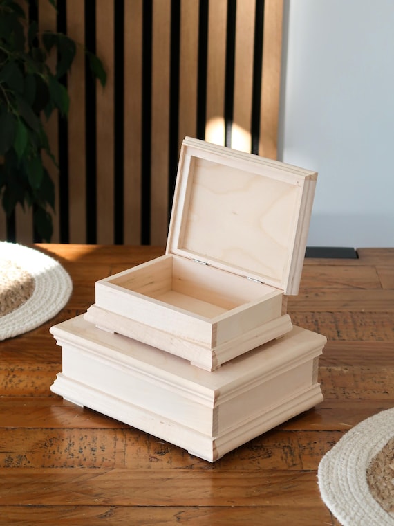 Leere Holzkisten im traditionellen Stil mit Klappdeckel | Handwerk Andenken Erinnerung Schmuckstück Geschenk Aufbewahrung | Schlichtes unbehandeltes Holz zum Dekorieren von Farben