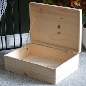Large Shallow Pine Lidded Storage Box | 39.5 x 29.5 x 13 cm | Plain Wood Unpainted Keepsake Memory Storage Container | Wooden Xmas Eve Box