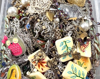 Vintage Schmuck Lot gebrochen verheddert Wiederverwendung Reparatur Pfund Vintage Upcycle ASMR Therapie Unsorted Craft Art DIY Mosaik Grab Bag