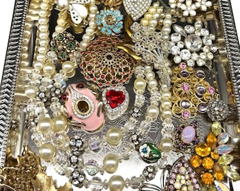 VINTAGE Kaputte Modeschmuck Lot Strass Upcycle Reparatur Wiederverwendung Verzierungen DIY Kunst Ernte Schrott Brosche Broschen Strasssteine