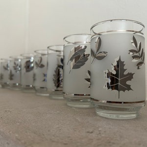 Juego de 7 vasos vintage Libbey con hojas de plata esmeriladas, artículos de bar de mediados de siglo