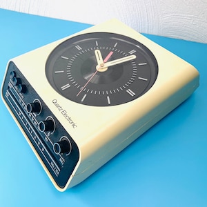 Space age wall clock, 70s retro vintage kitchen clock with radio | Quartz Electronic | Intercord QE11 70s white