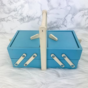 Pequeña caja de costura vintage, caja de maquillaje, botones de joyería de almacenamiento hechos de madera extensible y con bisagras en azul pastel