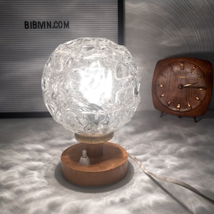Vintage Tischlampe, Mid century Kugellampe, 70er Jahre design, Nachttischlampe mit Holzfuß, retro