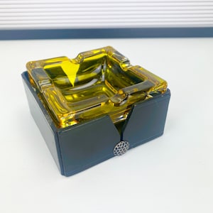 Bicchiere posacenere in giallo, in custodia in finta pelle, vintage, set fumatori retrò anni '80