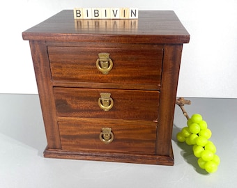 Mini houten ladekast met drie vintage lades