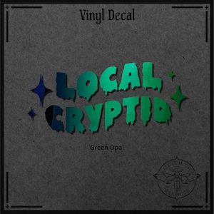 Puede incluir: Una calcomanía de vinilo con las palabras "LOCAL CRYPTID" en una fuente verde ópalo goteante, con acentos en forma de estrella. El texto "Vinyl Decal" está en la parte superior y "Green Opal" en la parte inferior. El logotipo de Alchemoth Graphics está en la esquina inferior derecha.