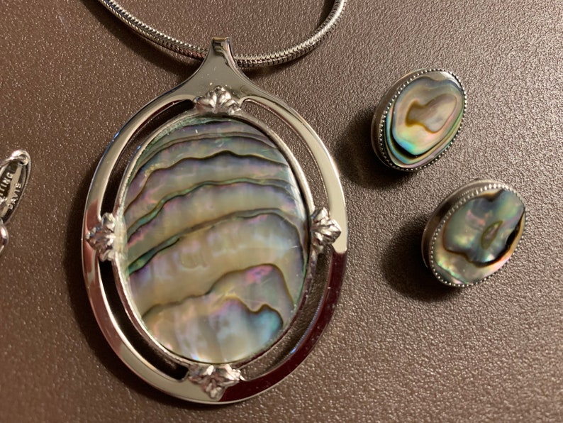 1960s Whiting /& Davis Silver-framed Abalone Shell Pendant Necklace and Clip Earrings