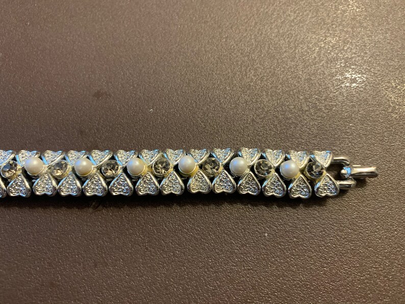 1950s CORO Rhodium-plated Bow-style Frame with Pearls and White Crystals Bracelet