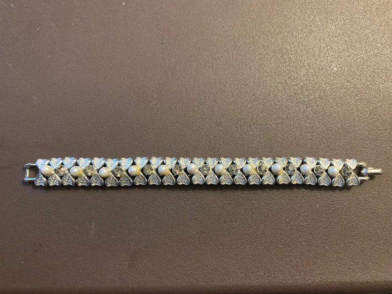 1950s CORO Rhodium-plated Bow-style Frame with Pearls and White Crystals Bracelet