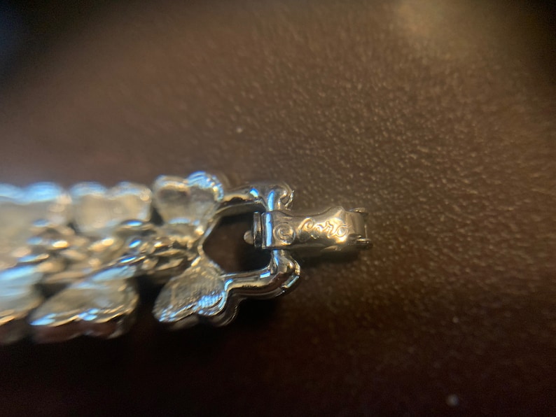 1950s CORO Rhodium-plated Bow-style Frame with Pearls and White Crystals Bracelet