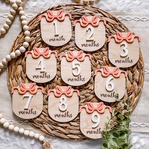 Marqueurs d'étapes coquette bébé - Plaque mensuelle 3D - signes de l'âge du bois - cadeau de baby shower - accessoire photo en bois gravé première année - noeud tendance
