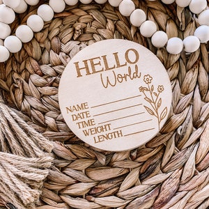 Disques en bois pour faire-part de naissance - carte jalon - cadeau de douche signe Hello World - marqueur de carte de statistiques en bois fleurs sauvages gravées, accessoire photo