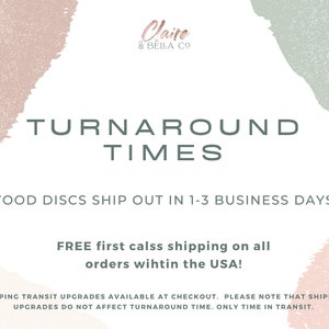 Peut inclure: Un graphique avec un fond aquarelle rose et vert. Le texte "TURNAROUND TIMES" est en gris fonc&eacute;. Le texte "WOOD DISCS SHIP OUT IN 1-3 BUSINESS DAYS." est en gris fonc&eacute;. Le texte "FREE first class shipping on all orders within the USA!" est en gris fonc&eacute;. Le texte "SHIPPING TRANSIT UPGRADES AVAILABLE AT CHECKOUT. PLEASE NOTE THAT SHIPPING UPGRADES DO NOT AFFECT TURNAROUND TIME. ONLY TIME IN TRANSIT." est en gris fonc&eacute;.