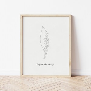Puede incluir: Un dibujo en blanco y negro de una flor de lirio de los valles con el texto "lily of the valley" debajo de la flor.