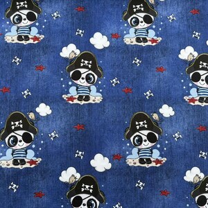 Könnte beinhalten: Ein blauer Stoff mit einem sich wiederholenden Muster von Pandabären, die Piratenhüte und Augenklappen tragen. Die Pandas stehen auf einer kleinen Insel mit einem roten Seestern und weißen Wolken im Hintergrund.