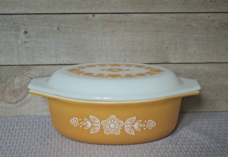 ovenware yellow PYREX BUTTERFLY GOLD 1 12 Qt Quart Kitchen Baking vintage cookware white flowers butterflies Casserole with Lid
