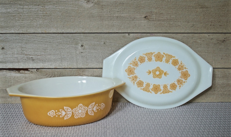 ovenware yellow PYREX BUTTERFLY GOLD 1 12 Qt Quart Kitchen Baking vintage cookware white flowers butterflies Casserole with Lid