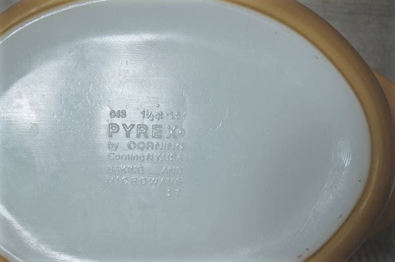 ovenware yellow PYREX BUTTERFLY GOLD 1 12 Qt Quart Kitchen Baking vintage cookware white flowers butterflies Casserole with Lid