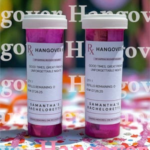 Pu&ograve; includere: Due flaconi di medicinali rosa con coperchi bianchi. Le etichette recitano "Hangover" e "Samantha's Bachelorette". Il testo include "Good Times, Great Friends, Unforgettable Nights". Lo sfondo ha la parola "Hangover" in un carattere sfocato.