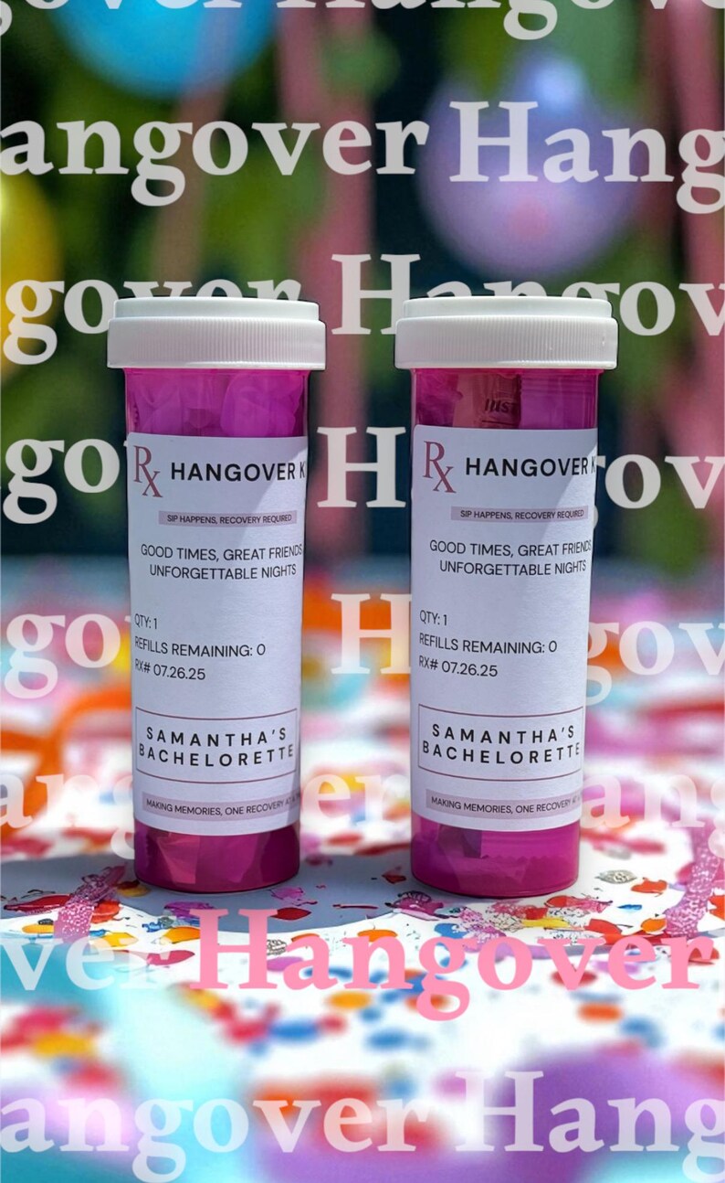 Pu&ograve; includere: Due flaconi di medicinali rosa con coperchi bianchi. Le etichette recitano "Hangover" e "Samantha's Bachelorette". Il testo include "Good Times, Great Friends, Unforgettable Nights". Lo sfondo ha la parola "Hangover" in un carattere sfocato.