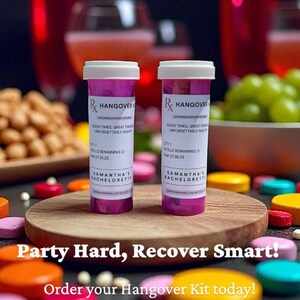 Pu&ograve; includere: Due kit anti-postumi viola e bianchi con le scritte "Hangover" e "Samantha's Bachelorette" sulle etichette. I kit sono su una tavola di legno circondati da pillole colorate. Il testo dice "Party Hard, Recover Smart!" e "Order your Hangover Kit today!"