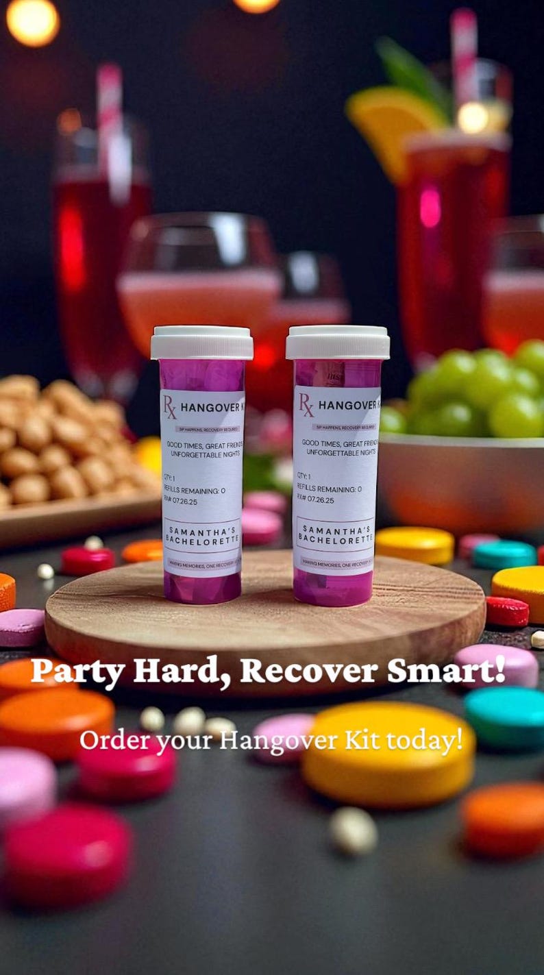 Pu&ograve; includere: Due kit anti-postumi viola e bianchi con le scritte "Hangover" e "Samantha's Bachelorette" sulle etichette. I kit sono su una tavola di legno circondati da pillole colorate. Il testo dice "Party Hard, Recover Smart!" e "Order your Hangover Kit today!"