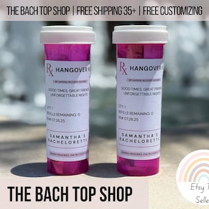Pu&ograve; includere: Due flaconi di medicinali rosa con coperchi bianchi. Ogni flacone ha un'etichetta con la scritta "Hangover Kit" e "Good Times, Great Friends, Unforgettable Nights". &Egrave; visibile anche il testo "Samantha's Bachelorette". The Bach Top Shop &egrave; in basso.