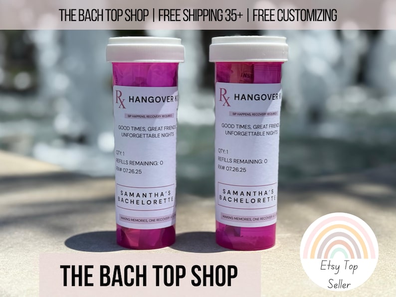 Pu&ograve; includere: Due flaconi di medicinali rosa con coperchi bianchi. Ogni flacone ha un'etichetta con la scritta "Hangover Kit" e "Good Times, Great Friends, Unforgettable Nights". &Egrave; visibile anche il testo "Samantha's Bachelorette". The Bach Top Shop &egrave; in basso.