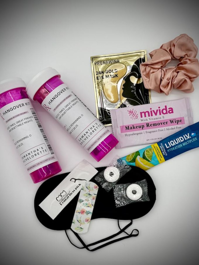 Pu&ograve; includere: Una collezione di articoli per il recupero post sbornia, tra cui due bottiglie rosa e bianche etichettate, una maschera per gli occhi dorata, un elastico per capelli rosa, salviette struccanti, una bustina di moltiplicatore di idratazione, mentine, una mascherina per dormire e stuzzicadenti.