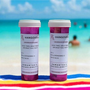 Pu&ograve; includere: Due kit anti-postumi rosa e bianchi con la scritta "Hangover Kits" sopra. I kit sono etichettati "Hangover" e "Samantha's Bachelorette". Lo sfondo &egrave; una scena di spiaggia con un asciugamano colorato.