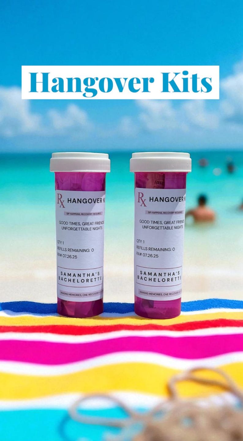 Pu&ograve; includere: Due kit anti-postumi rosa e bianchi con la scritta "Hangover Kits" sopra. I kit sono etichettati "Hangover" e "Samantha's Bachelorette". Lo sfondo &egrave; una scena di spiaggia con un asciugamano colorato.