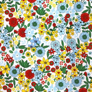 Peut inclure: Un fond blanc avec un motif répétitif de fleurs rouges, jaunes, bleues et vertes. Les fleurs sont de formes et de tailles variées.