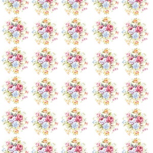 Könnte beinhalten: Ein nahtloses Muster mit einem sich wiederholenden Design aus rosa, weißen und blauen Blumensträußen. Die Sträuße sind in einem Rastermuster auf weißem Hintergrund angeordnet.