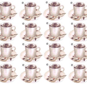 Peut inclure: Un ensemble de 16 tasses à café blanches et soucoupes avec une bordure dorée. Chaque tasse est remplie de café et dégage une petite quantité de vapeur. Une cuillère dorée est placée sur la soucoupe à côté de chaque tasse. Les tasses sont disposées en quatre rangées de quatre.