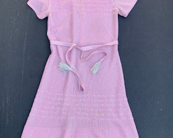 Vestido recto Caledonia vintage de los años 60 de punto rosa con espumillón plateado