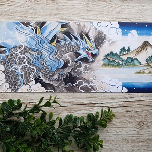 Può includere: Un set di tre tazze in ceramica con finitura opaca e macchiettata. Le tazze sono nei toni del crema, grigio chiaro e grigio scuro. Ogni tazza ha un design semplice e minimalista, perfetto per caffè o tè.