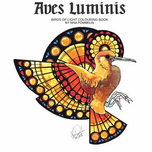 Puede incluir: Una ilustración colorida de un pájaro con alas de vitral. El pájaro es amarillo y marrón con un pico largo. Las alas están hechas de vitral con círculos rojos, amarillos, azules y negros. El título "Aves Luminis" está escrito sobre el pájaro. El texto "Birds of Light Colouring Book by Nina Pommelin" está escrito debajo del pájaro.