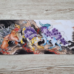 Può includere: Una stampa lunga e rettangolare con tre creature mitiche in un paesaggio. Le creature sono raffigurate in tonalità di arancione, giallo e blu con dettagli elaborati e vorticosi. Una pagoda e un uccello sono sullo sfondo.