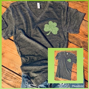 Camiseta de cuello en V con trébol brillante del Día de San Patricio