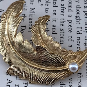 DMJ Vintage Gold Tone Double Feather Brooch with Faux Pearl
