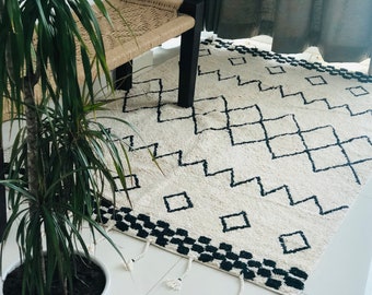 Moroccan Design Rug: Ivory Black Boho Tufted Design (4x6 feet)