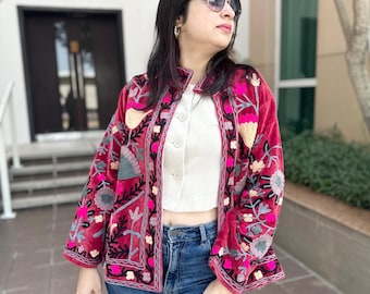 Chaqueta de terciopelo bordada roja: atuendo de fiesta