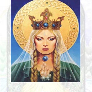 Puede incluir: Retrato de una mujer con pelo largo y rubio, con una corona enjoyada y una capa verde. Tiene un collar de gemas azules y un halo dorado. El fondo es un degradado azul y dorado.