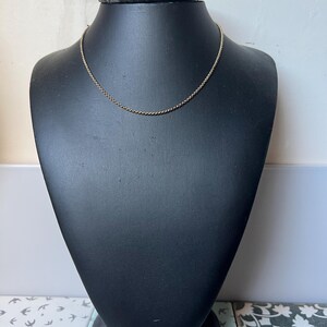 Antique 9ct gold belcher chain with barrel clasp
This lovely fine but sturdy 9ct gold belcher chain has a barrel clasp and is a useful length for wearing alone or with small pendants. The chain is approx 2mm wide and the links are round and has a really elegant look.
Gift this chain for birthdays, Christmas, anniversaries etc.