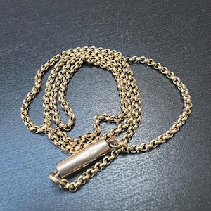 Antique 9ct gold belcher chain with barrel clasp
This lovely fine but sturdy 9ct gold belcher chain has a barrel clasp and is a useful length for wearing alone or with small pendants. The chain is approx 2mm wide and the links are round and has a really elegant look.
Gift this chain for birthdays, Christmas, anniversaries etc.