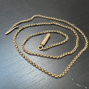 Antique 9ct gold belcher chain with barrel clasp
This lovely fine but sturdy 9ct gold belcher chain has a barrel clasp and is a useful length for wearing alone or with small pendants. The chain is approx 2mm wide and the links are round and has a really elegant look.
Gift this chain for birthdays, Christmas, anniversaries etc.