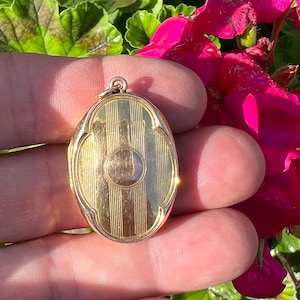 Antique 9ct solid gold locket circa 1915